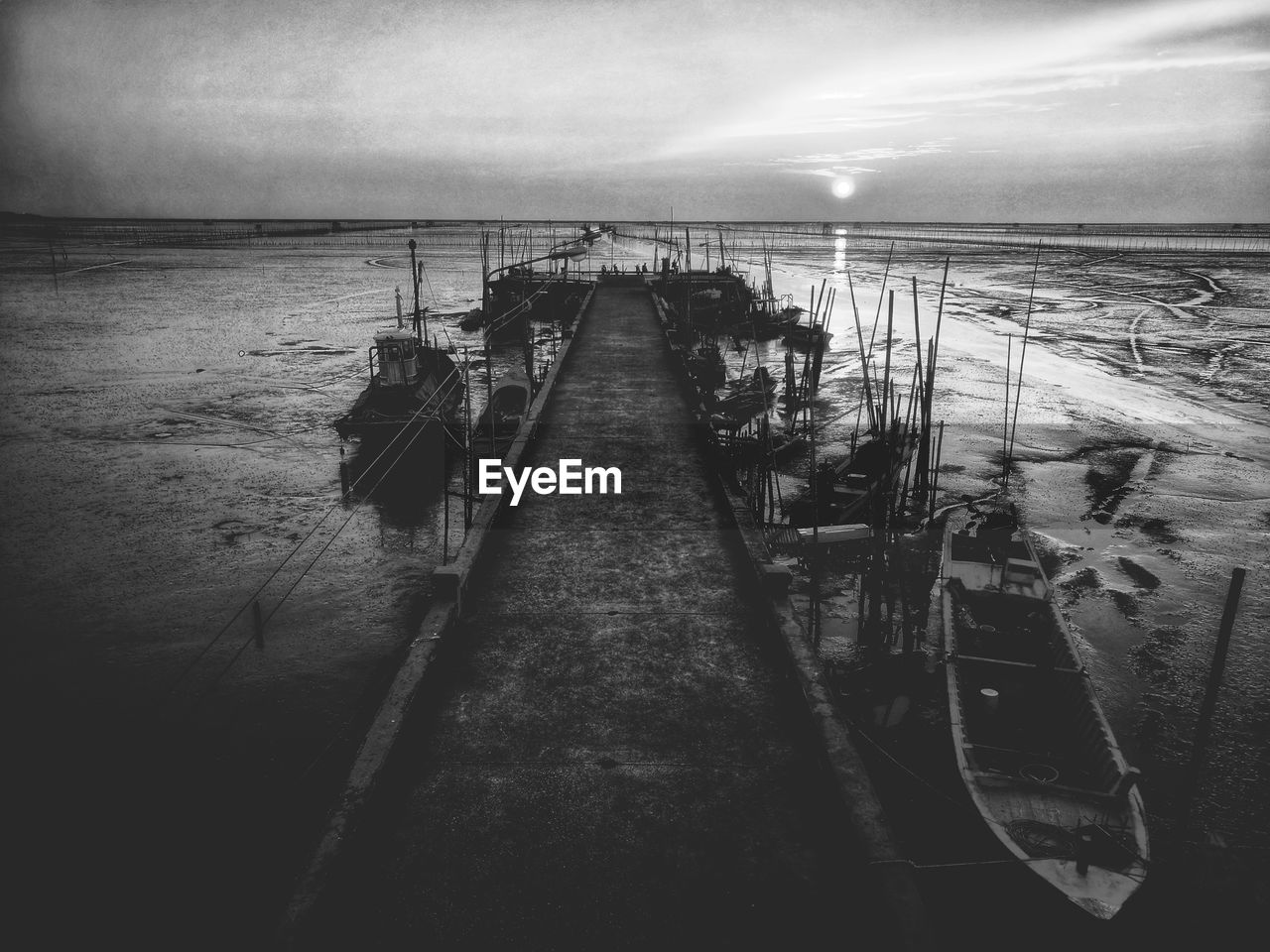 SCENIC VIEW OF PIER ON SEA AGAINST SKY