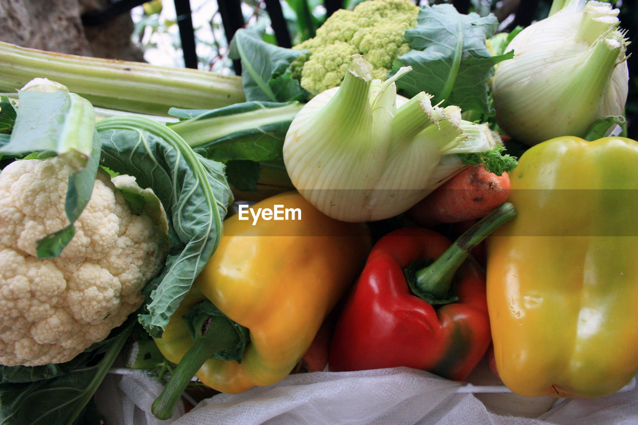 CLOSE-UP OF BELL PEPPERS AND VEGETABLES ON TABLE