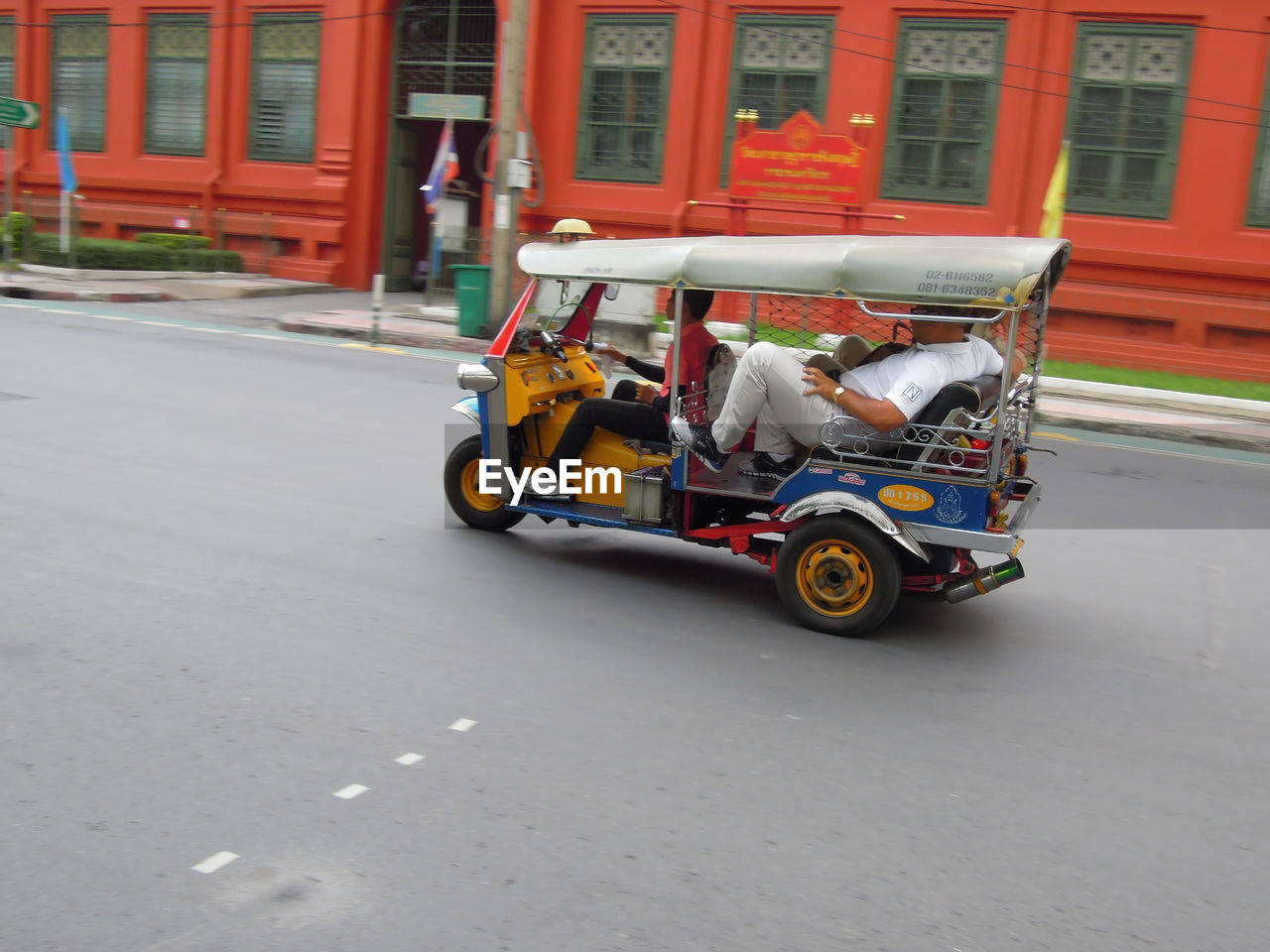 VINTAGE CAR ON STREET