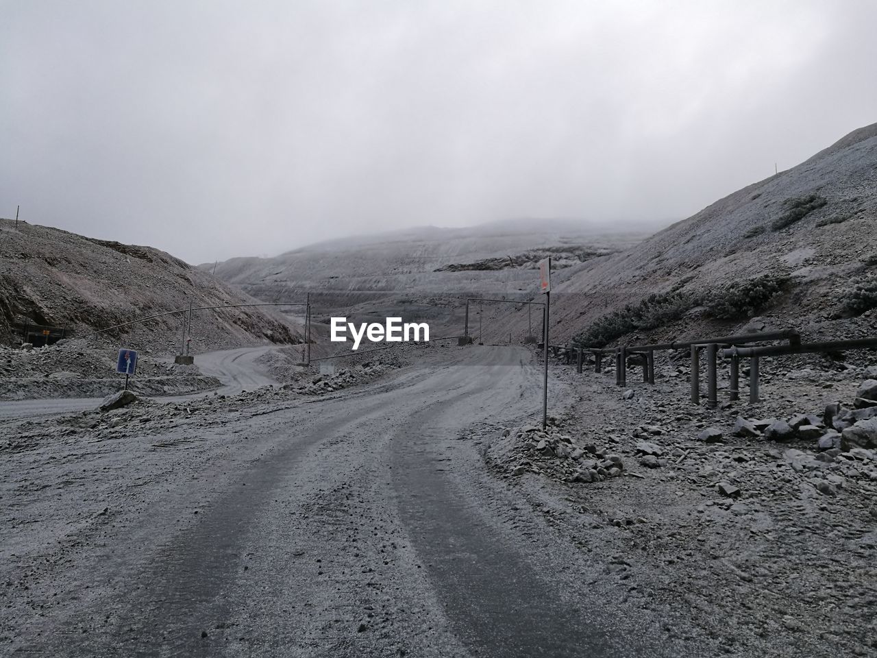 SCENIC VIEW OF MOUNTAIN ROAD AGAINST SKY