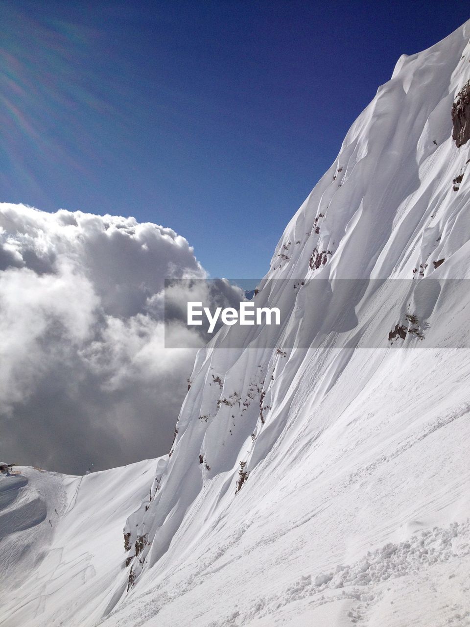 SNOWCAPPED MOUNTAIN AGAINST SKY