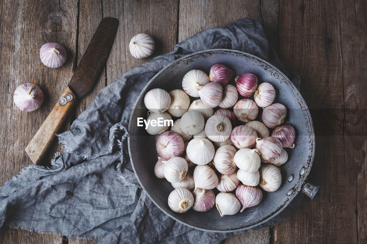 Directly above shot of onions in bowl on table