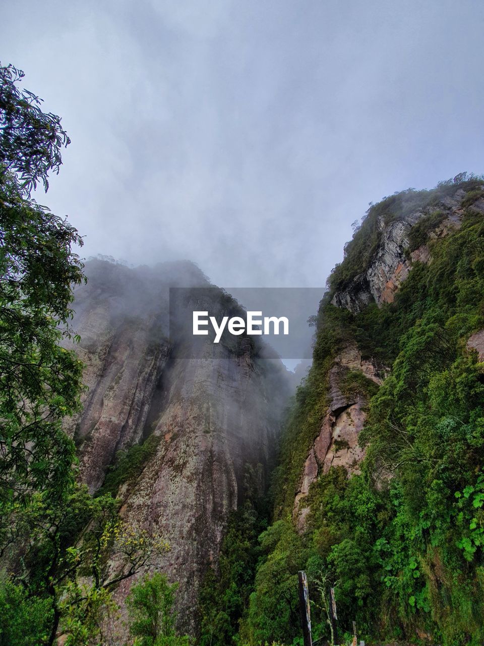 LOW ANGLE VIEW OF ROCKY MOUNTAIN AGAINST SKY