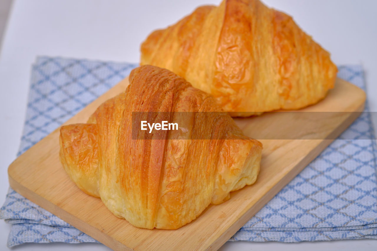 HIGH ANGLE VIEW OF BREAD ON TABLE