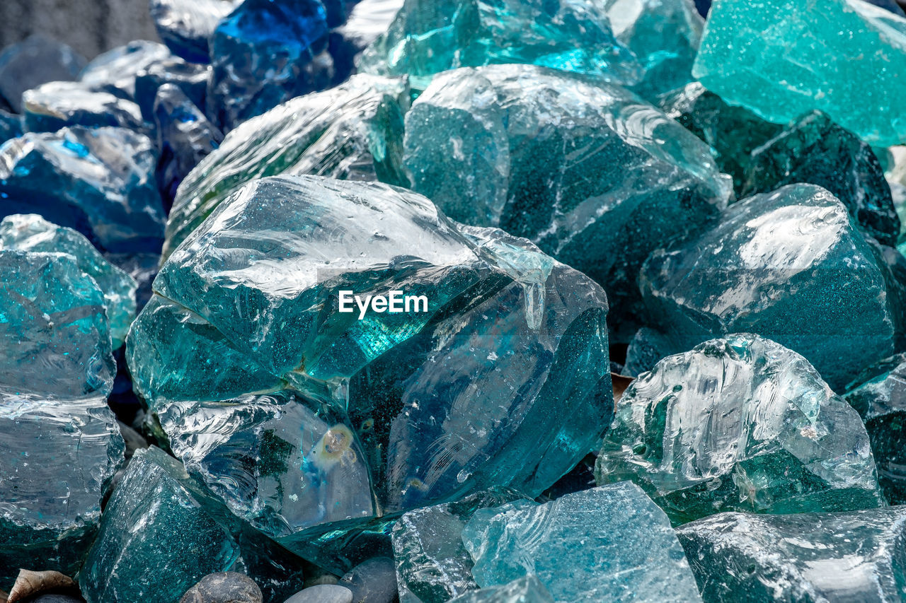 FULL FRAME SHOT OF BLUE ROCKS ON PEBBLES