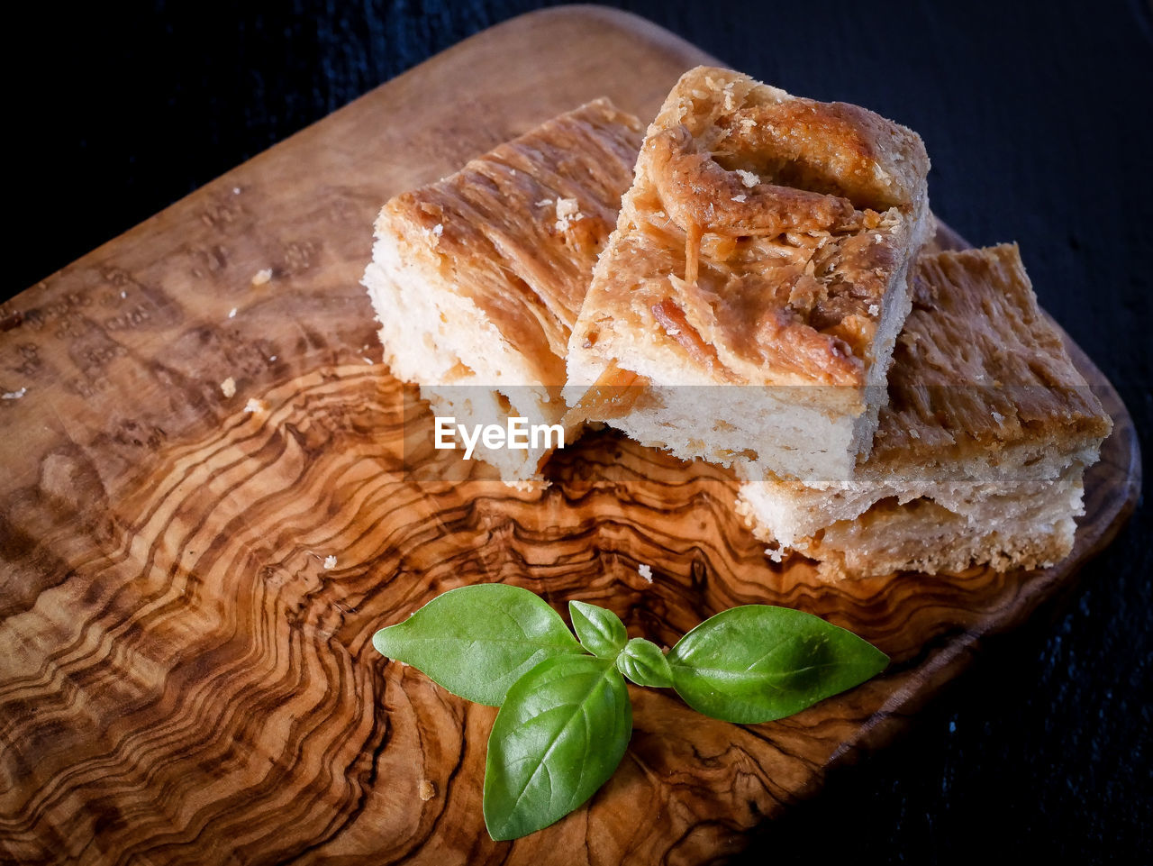 HIGH ANGLE VIEW OF BREAD ON TABLE