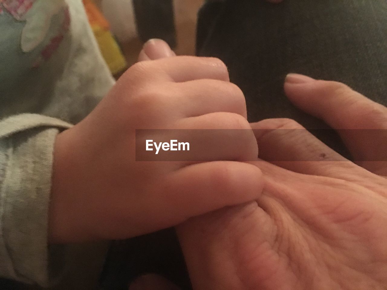 CLOSE-UP OF WOMAN HAND WITH TATTOO