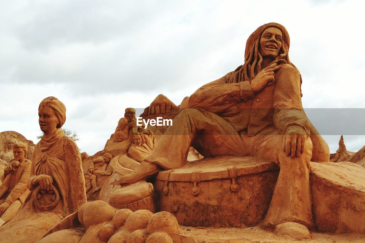 LOW ANGLE VIEW OF SCULPTURES AGAINST SKY