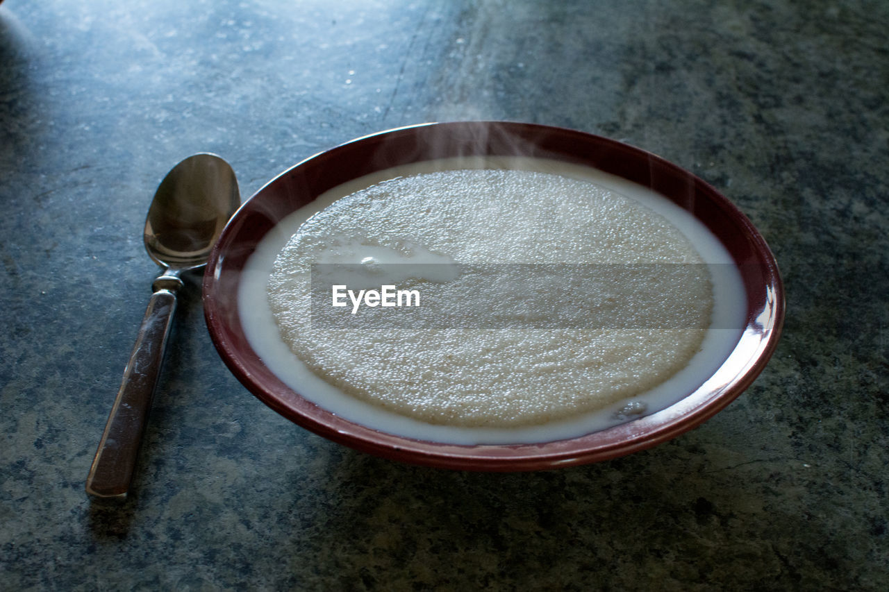 HIGH ANGLE VIEW OF FOOD IN BOWL