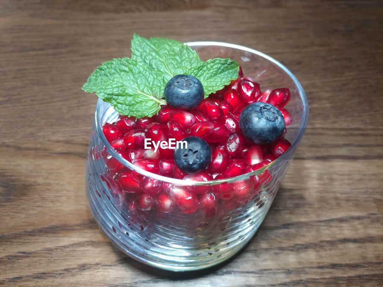 HIGH ANGLE VIEW OF STRAWBERRIES IN PLATE ON TABLE