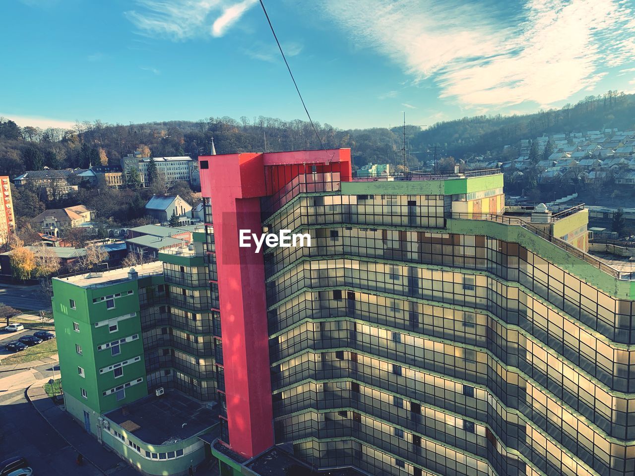 HIGH ANGLE VIEW OF BUILDING AGAINST SKY