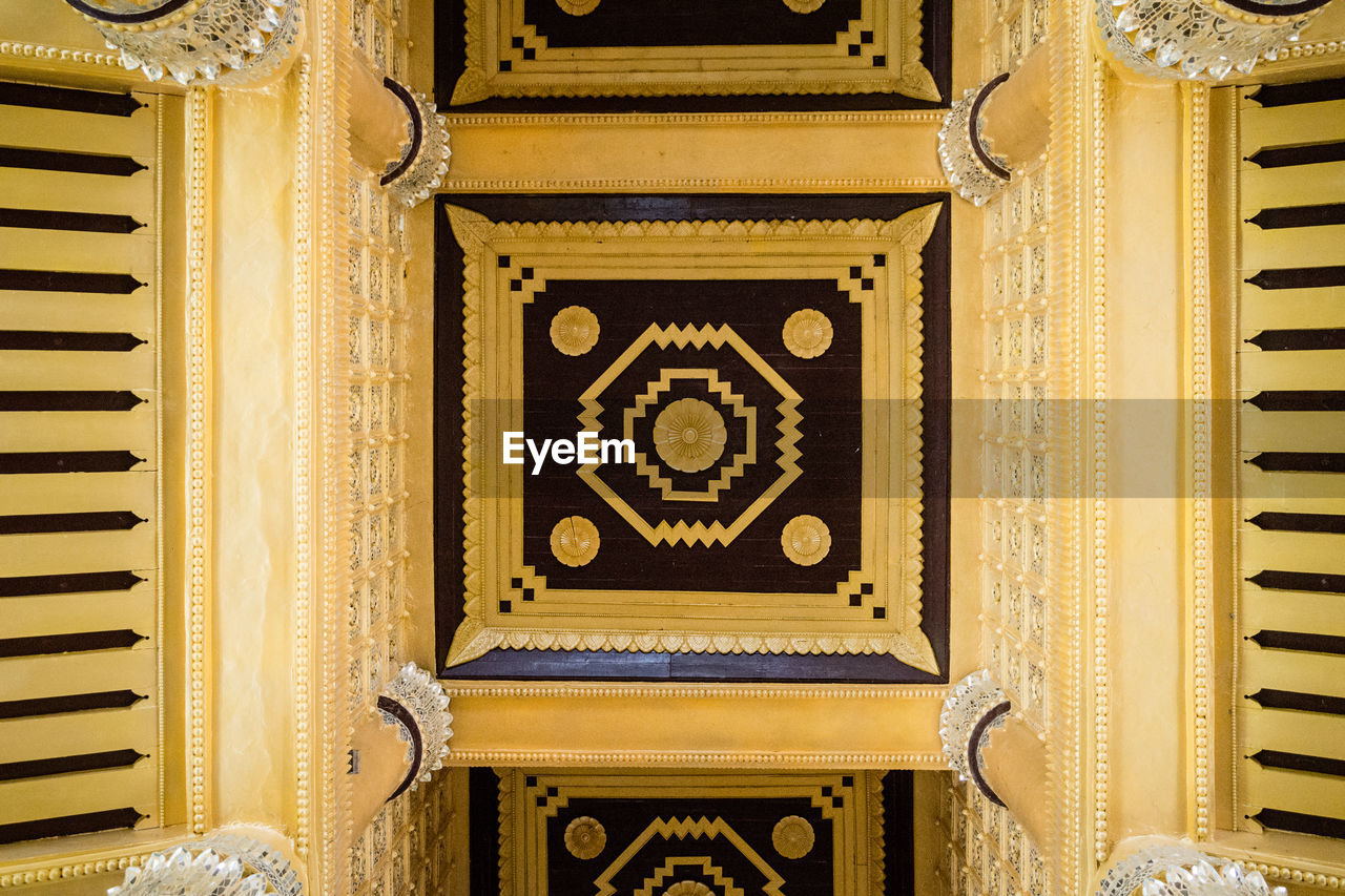 PATTERN ON WOODEN WALL