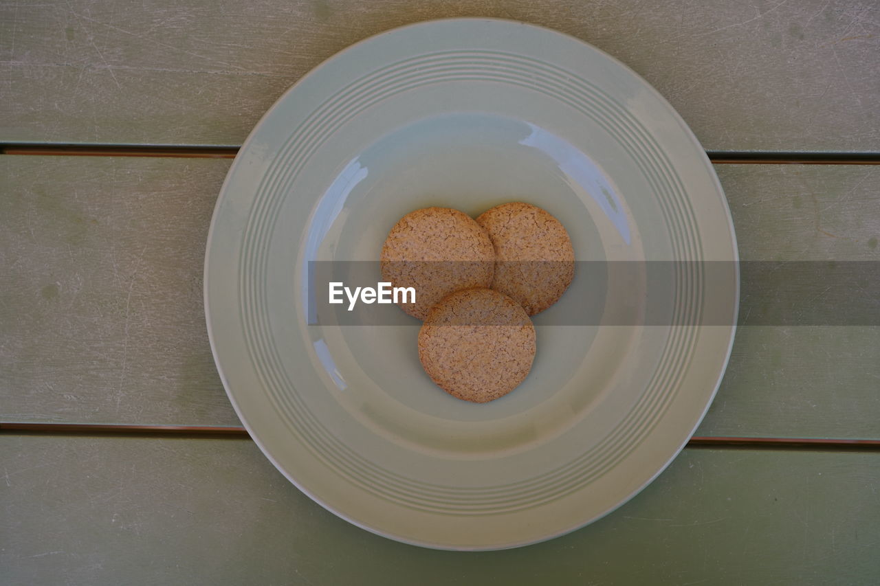 HIGH ANGLE VIEW OF COOKIES IN PLATE