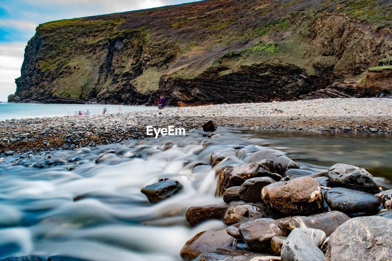 SURFACE LEVEL OF ROCKS ON SHORE