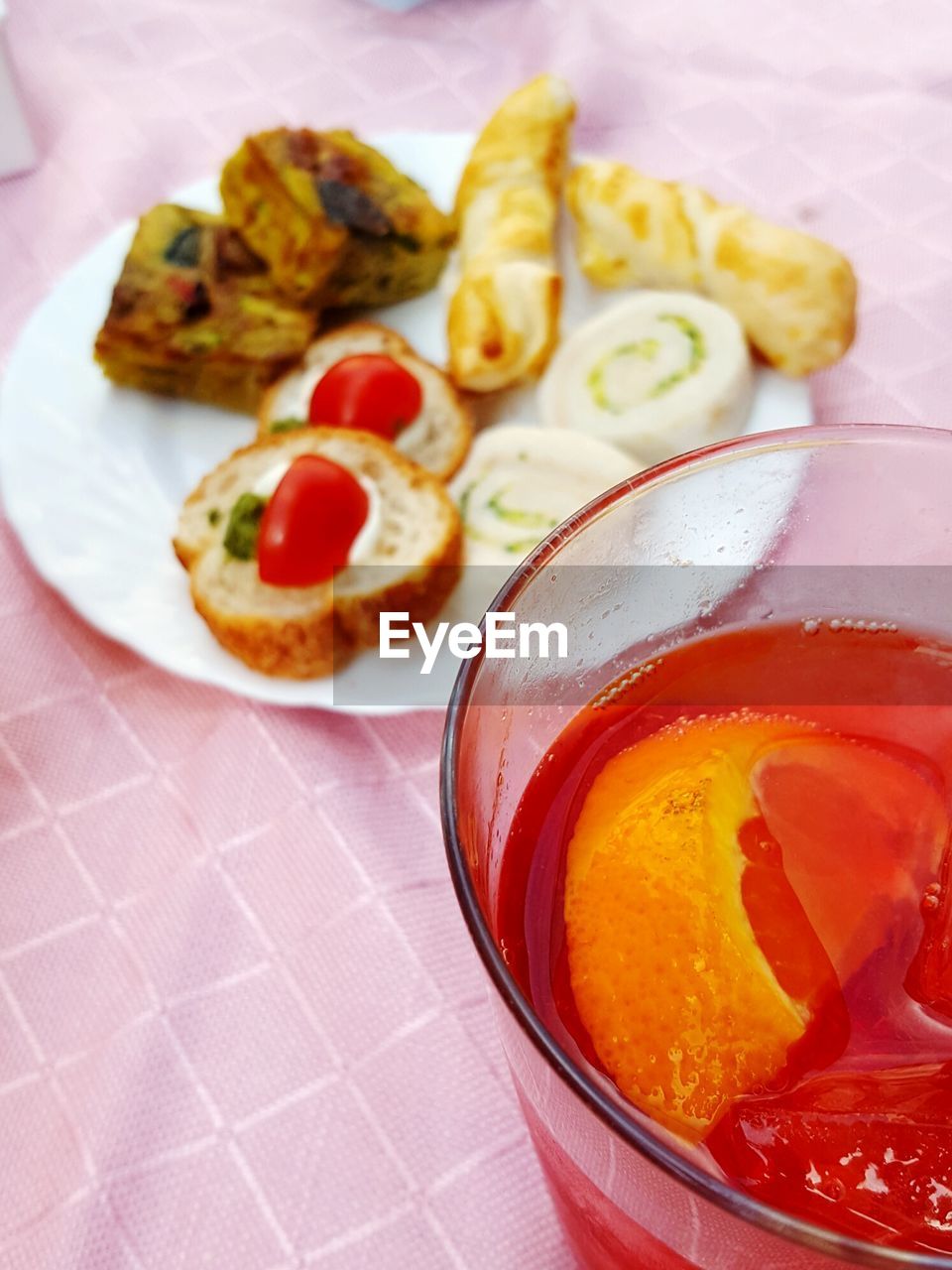 CLOSE-UP OF FOOD ON PLATE