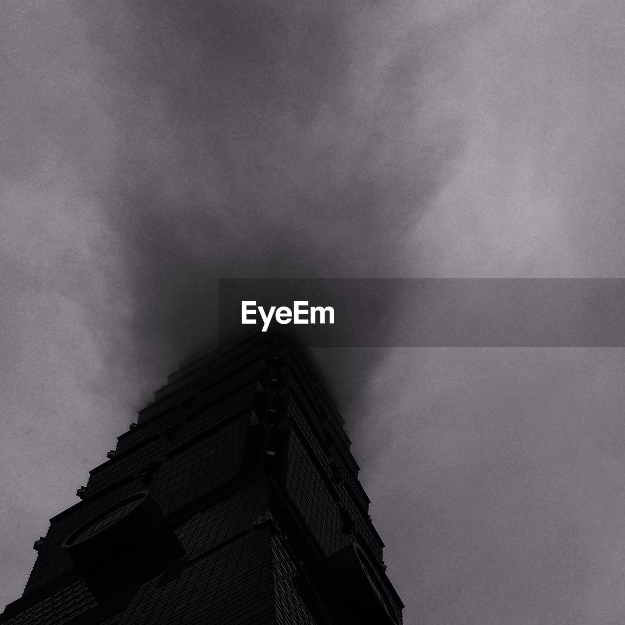 LOW ANGLE VIEW OF BUILDINGS AGAINST CLOUDY SKY