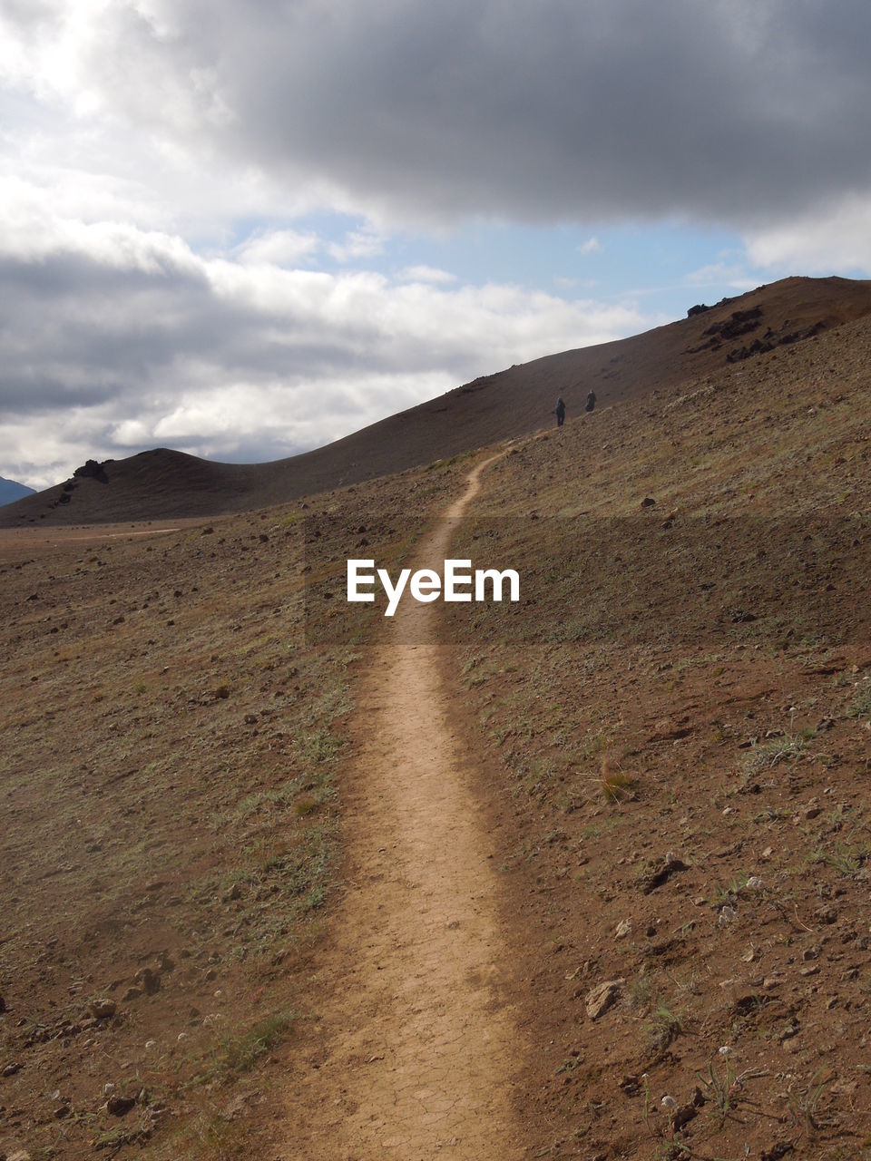 DIRT ROAD ALONG COUNTRYSIDE LANDSCAPE