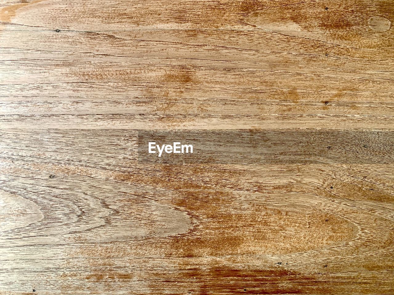 FULL FRAME SHOT OF WOODEN TABLE