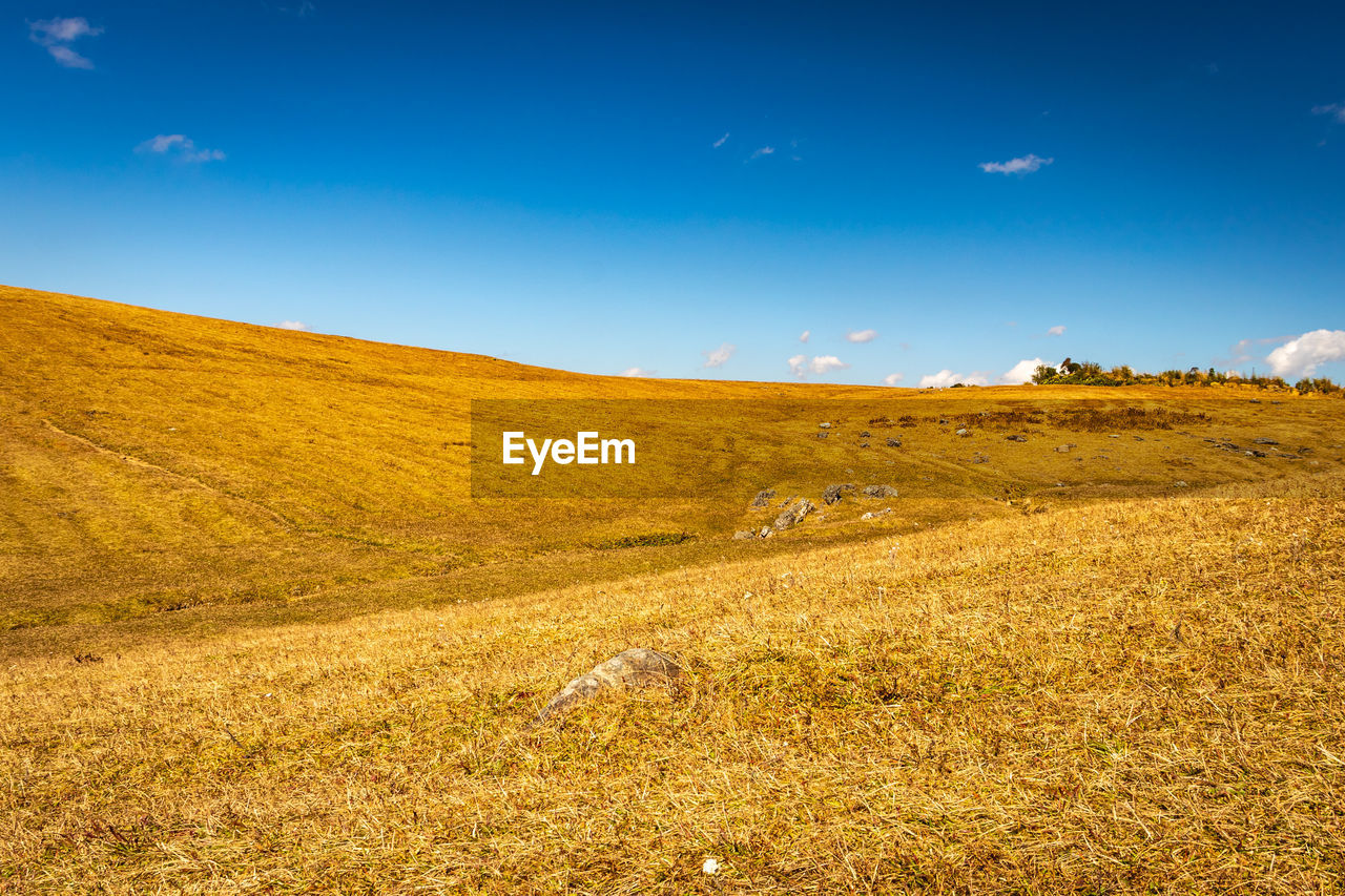 Man watching the beautiful mountain range from edge of mountain