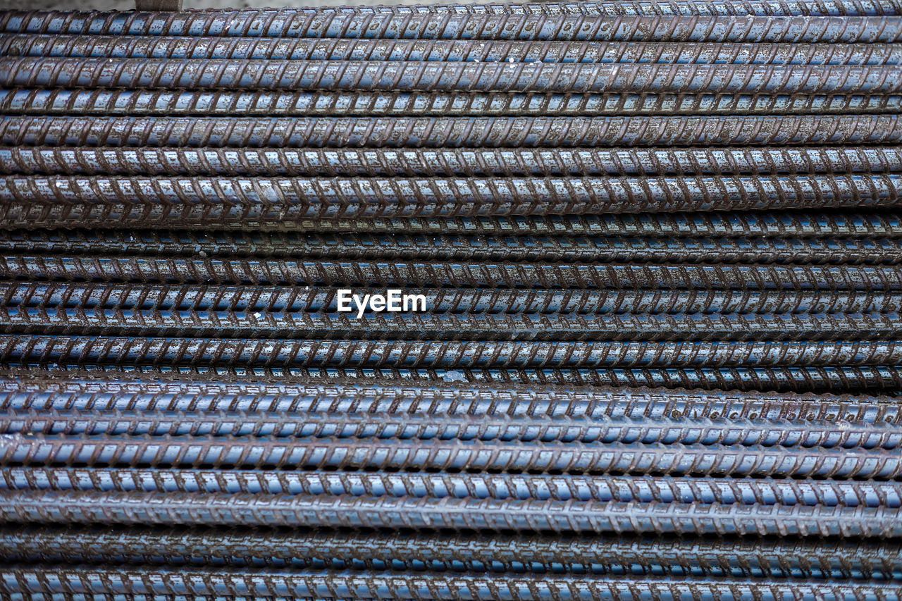 FULL FRAME SHOT OF ABSTRACT PATTERN ON METAL