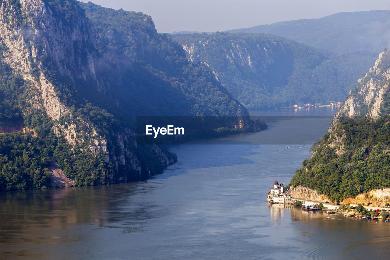 PANORAMIC VIEW OF SEA AGAINST MOUNTAINS