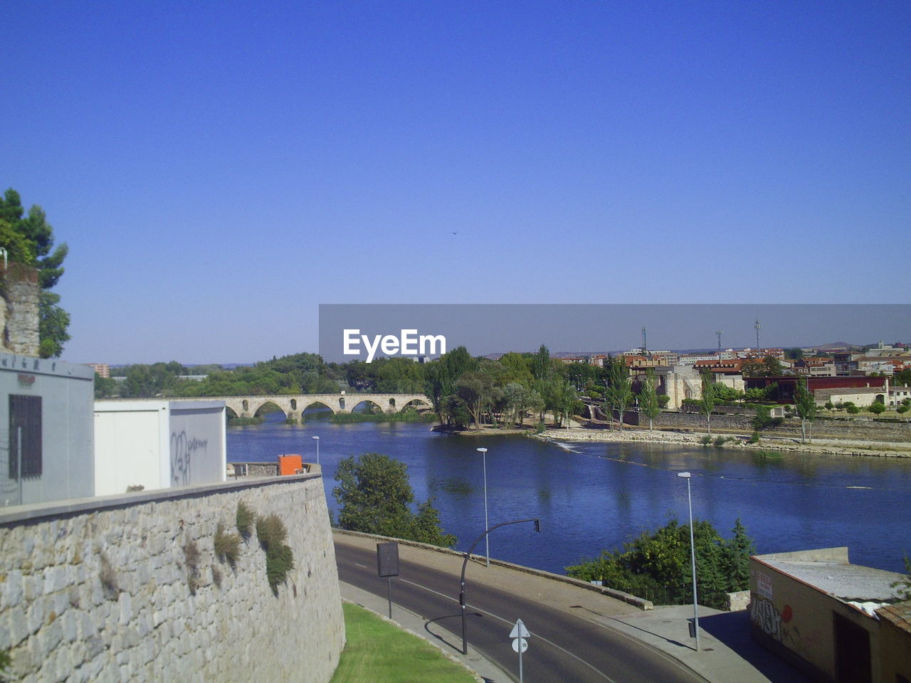 SCENIC VIEW OF RESIDENTIAL BUILDINGS AGAINST BLUE SKY