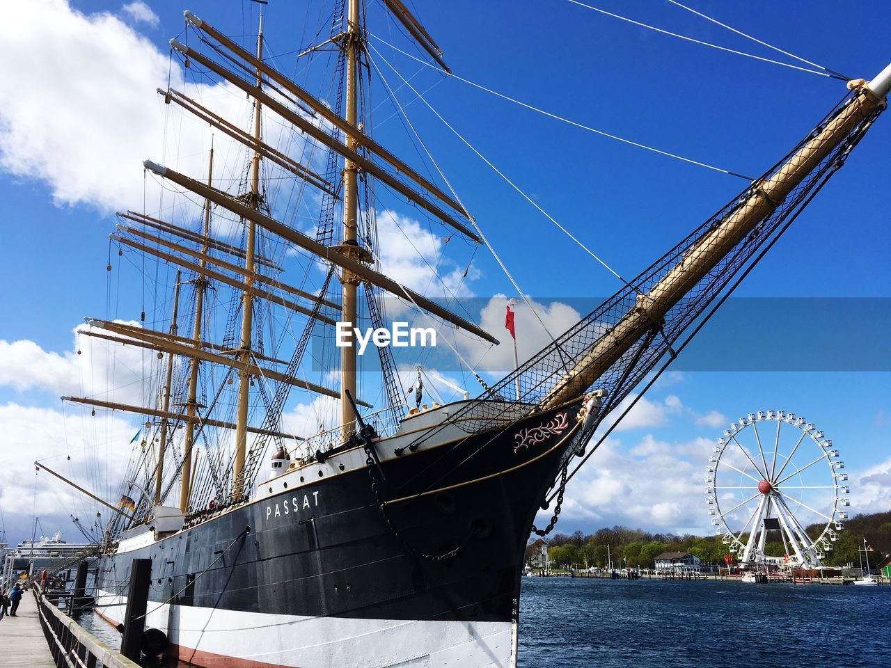 LOW ANGLE VIEW OF SAILBOAT ON SEA AGAINST SKY