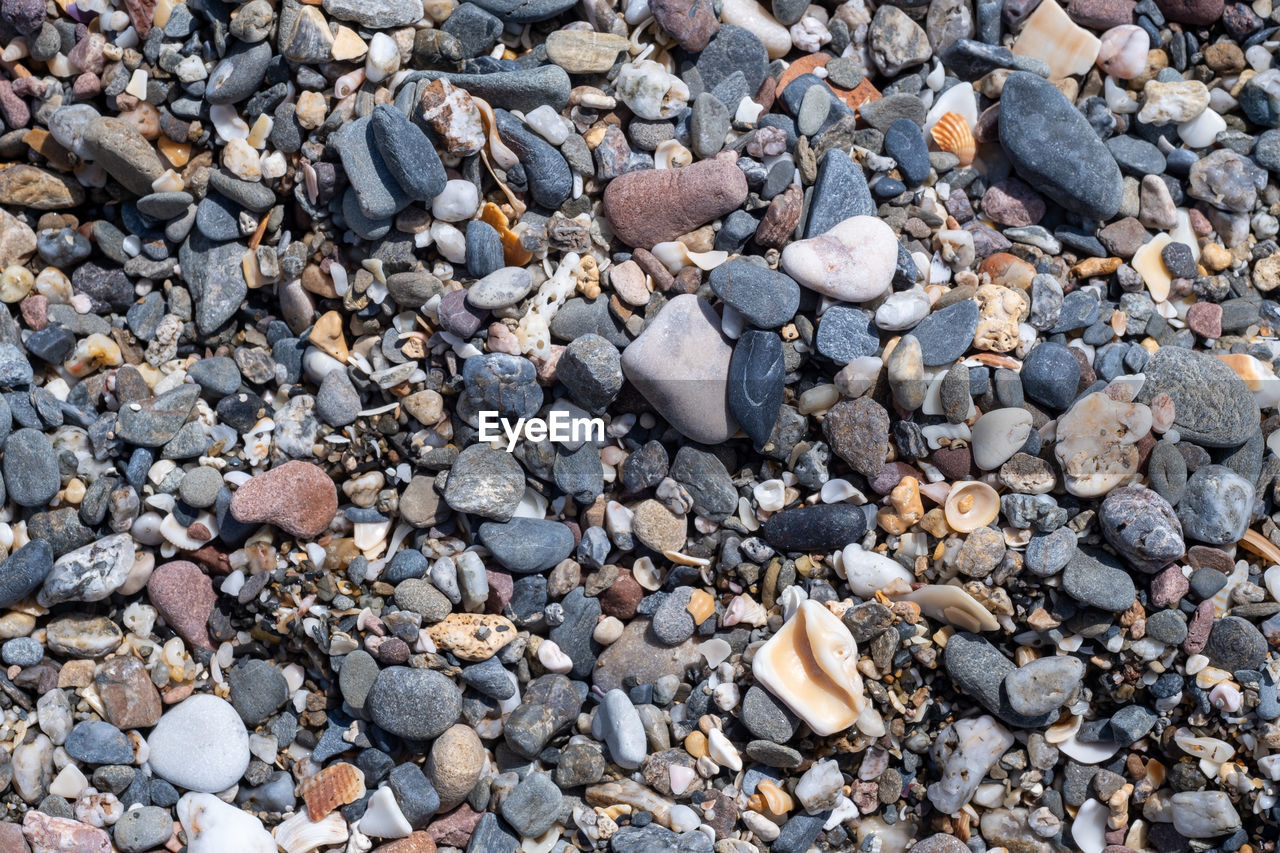 FULL FRAME SHOT OF PEBBLES ON BEACH