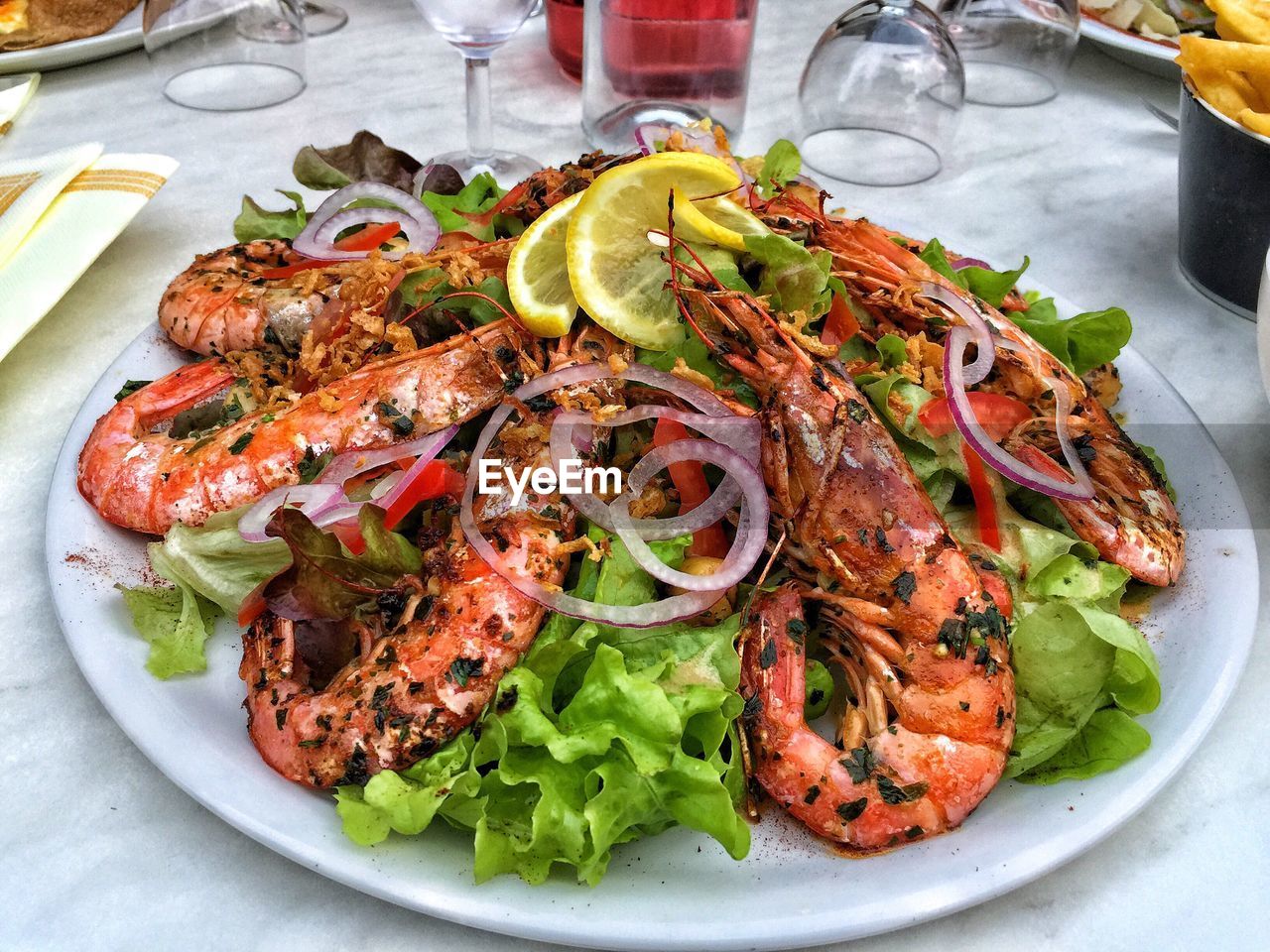 HIGH ANGLE VIEW OF FRESH SALAD IN PLATE ON TABLE