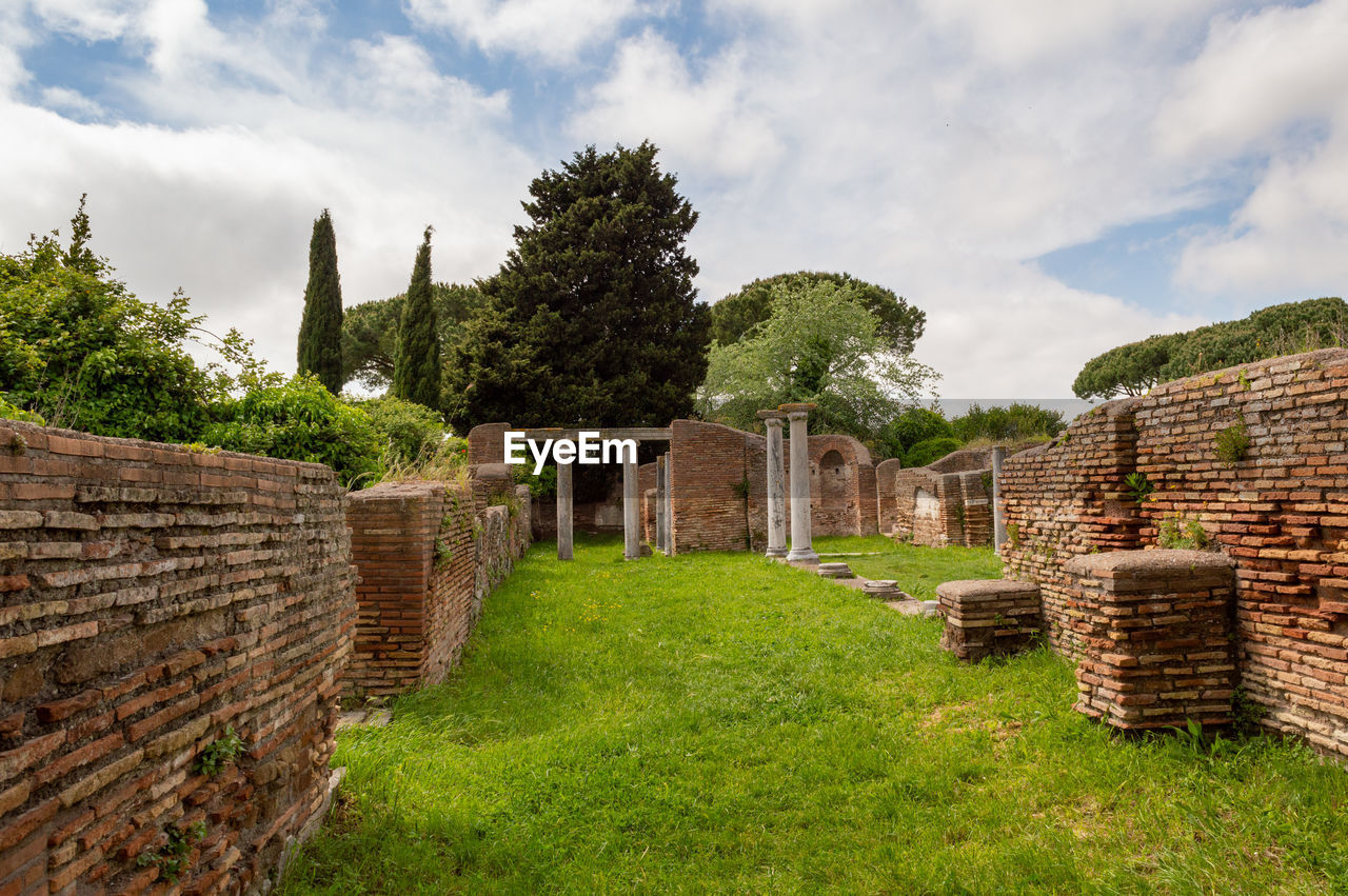 VIEW OF OLD RUINS AGAINST SKY