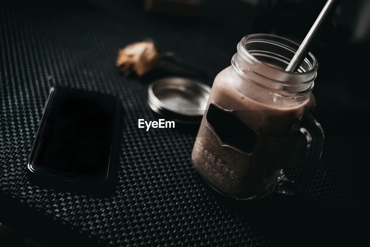 HIGH ANGLE VIEW OF DRINK ON TABLE