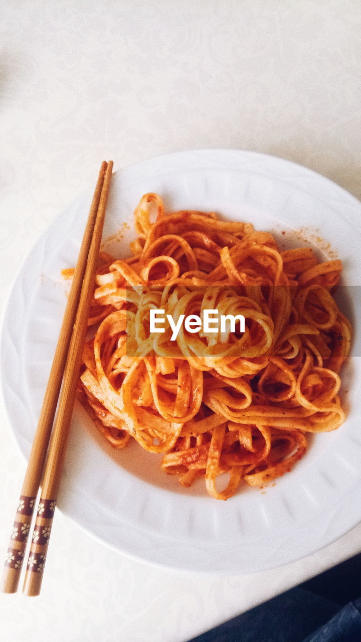 HIGH ANGLE VIEW OF PASTA IN PLATE