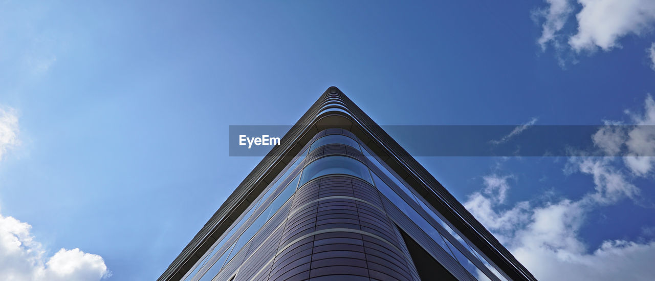 LOW ANGLE VIEW OF BUILDINGS AGAINST SKY