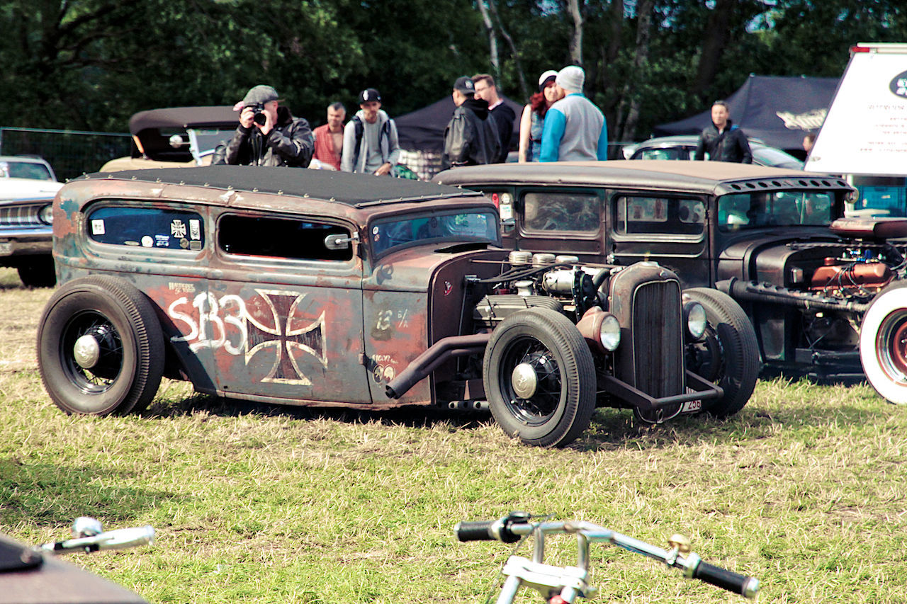 VINTAGE CAR PARKED IN A ROW