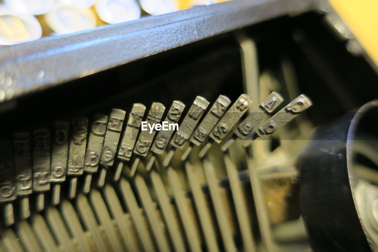 CLOSE-UP OF KEYBOARD