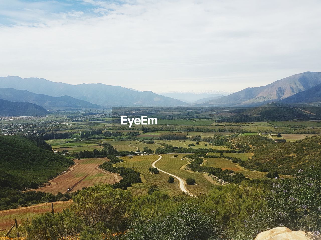 HIGH ANGLE VIEW OF FIELD AGAINST MOUNTAINS