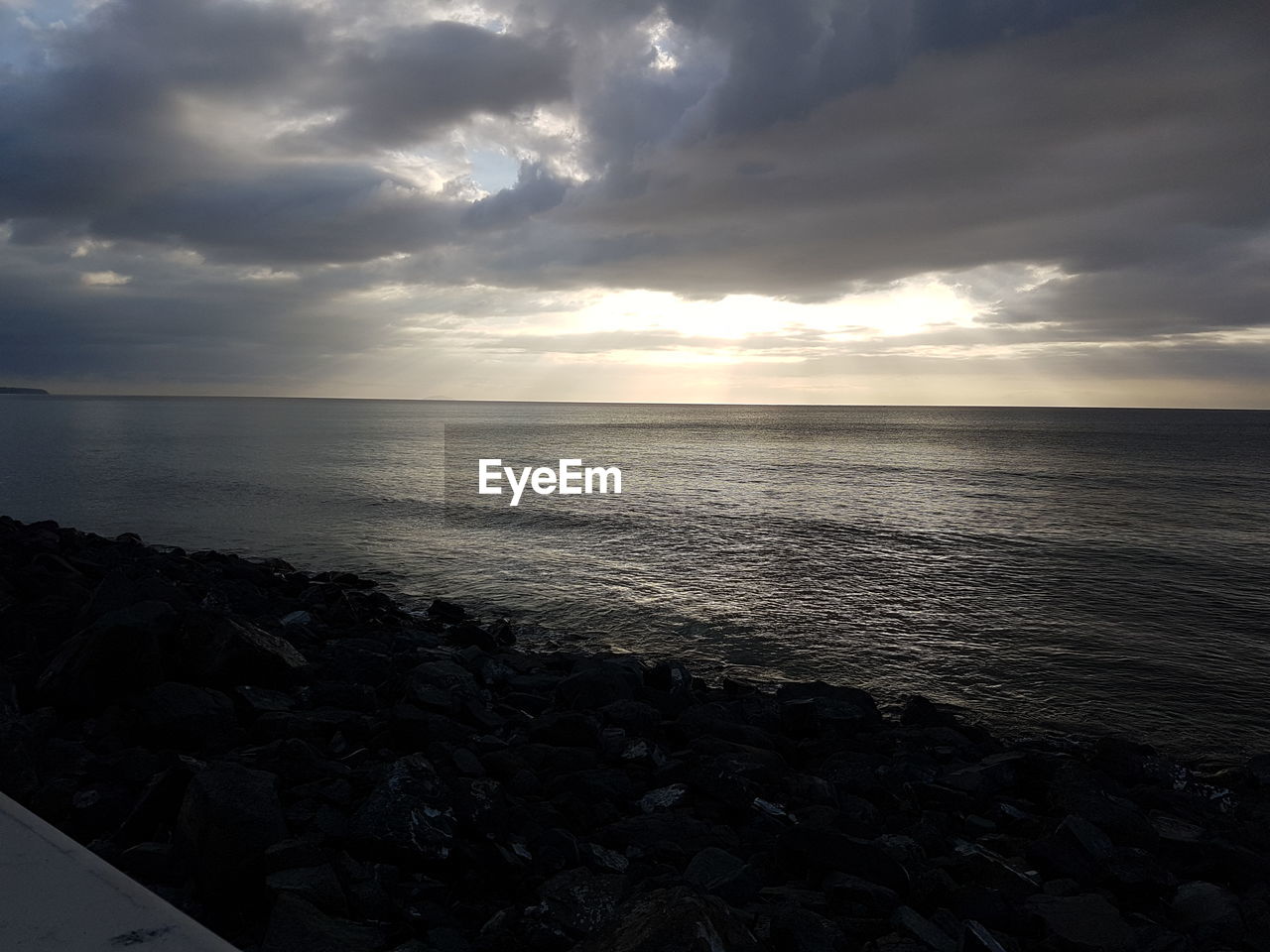 SCENIC VIEW OF SEA AGAINST SUNSET SKY