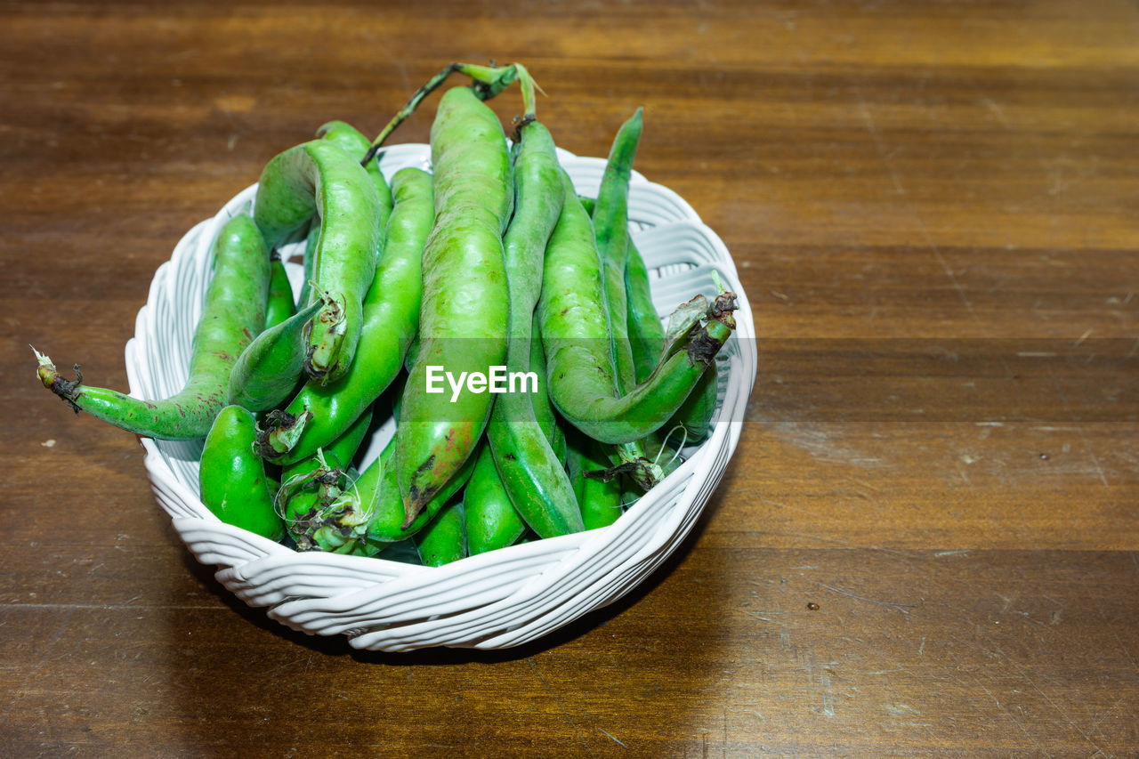 HIGH ANGLE VIEW OF VEGETABLES ON TABLE