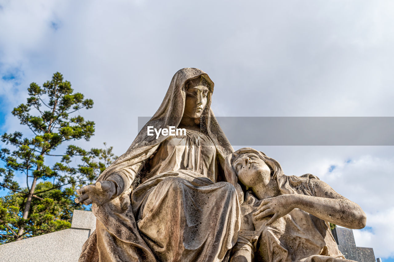 LOW ANGLE VIEW OF SCULPTURE AGAINST SKY