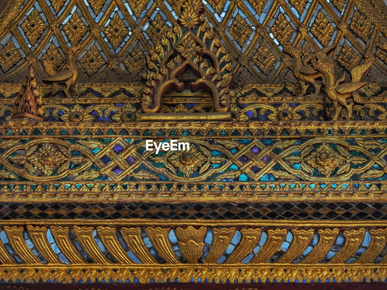 LOW ANGLE VIEW OF ORNATE CEILING IN BUILDING