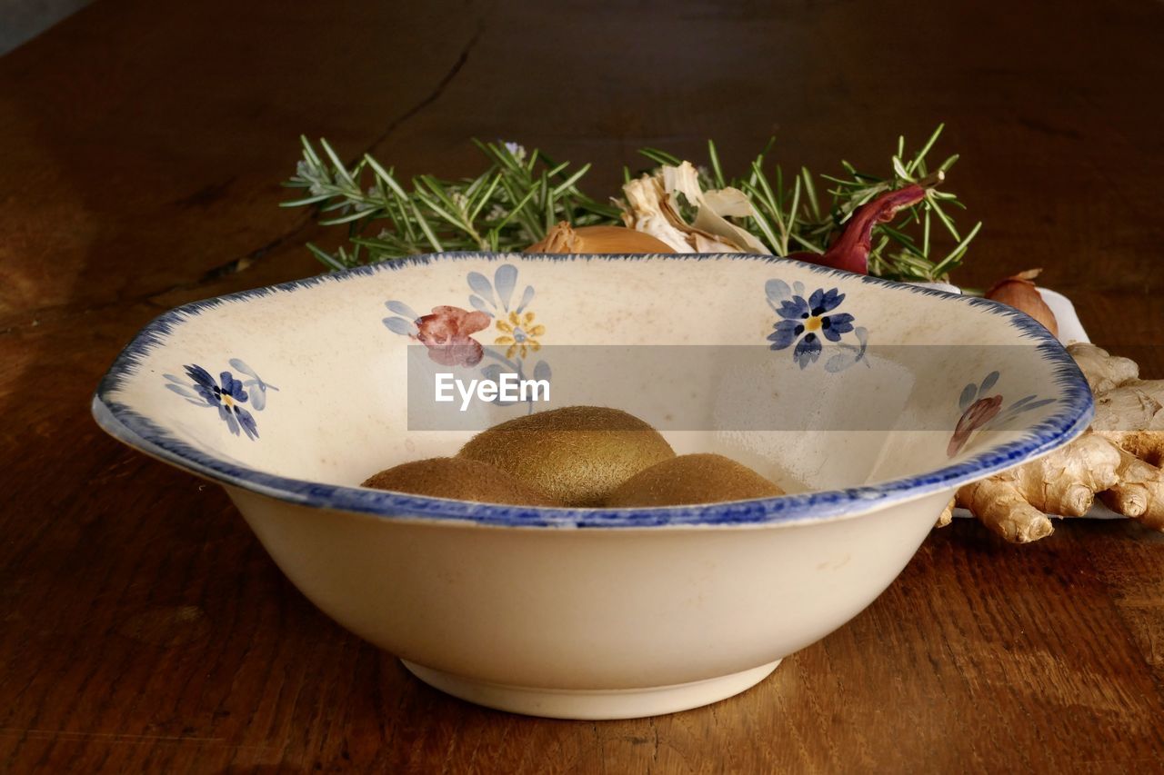 HIGH ANGLE VIEW OF BREAD AND VEGETABLES ON TABLE