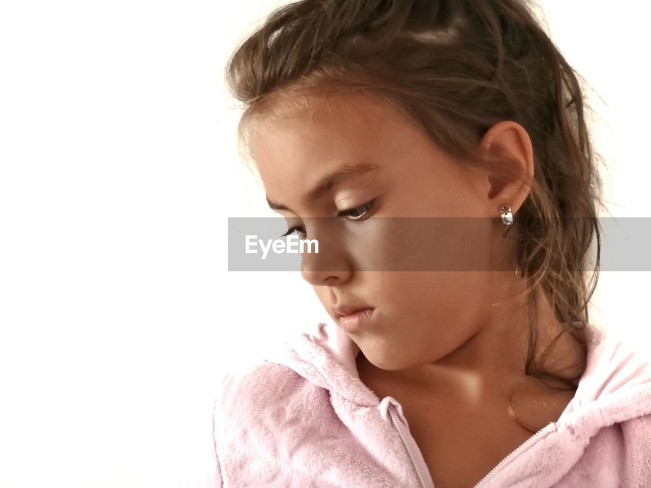 CLOSE-UP PORTRAIT OF A GIRL LOOKING AWAY