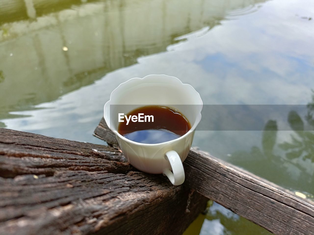 drink, food and drink, water, tea, refreshment, wood, hot drink, cup, mug, tea cup, morning, nature, assam tea, relaxation, food, lake, no people, reflection, outdoors, day, tranquility, heat, wellbeing, high angle view, freshness, darjeeling tea