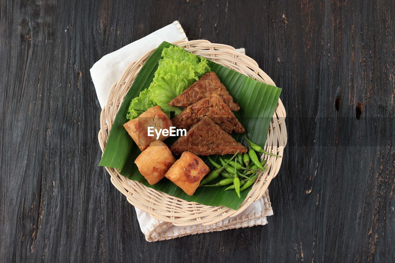 food and drink, food, healthy eating, wood, freshness, vegetable, wellbeing, dish, no people, studio shot, basket, indoors, high angle view, leaf, rustic, green, table, fruit, lettuce, plant part, produce, bread, cuisine