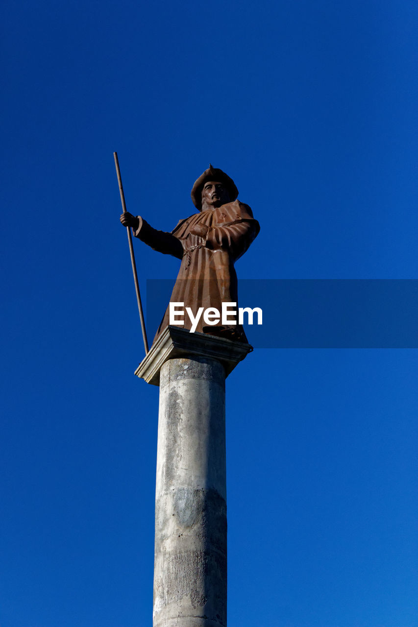 LOW ANGLE VIEW OF BUILT STRUCTURE AGAINST CLEAR SKY