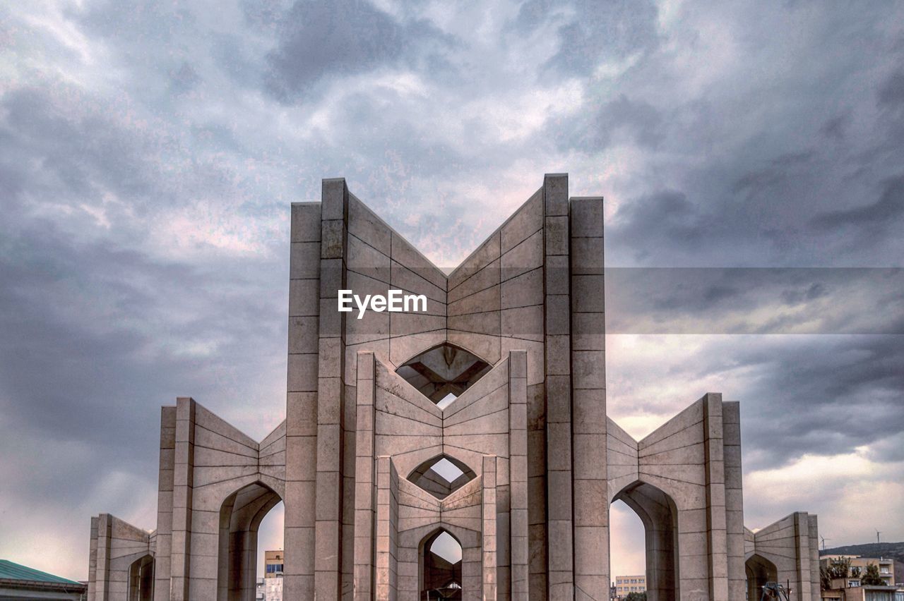 LOW ANGLE VIEW OF OFFICE BUILDING AGAINST SKY