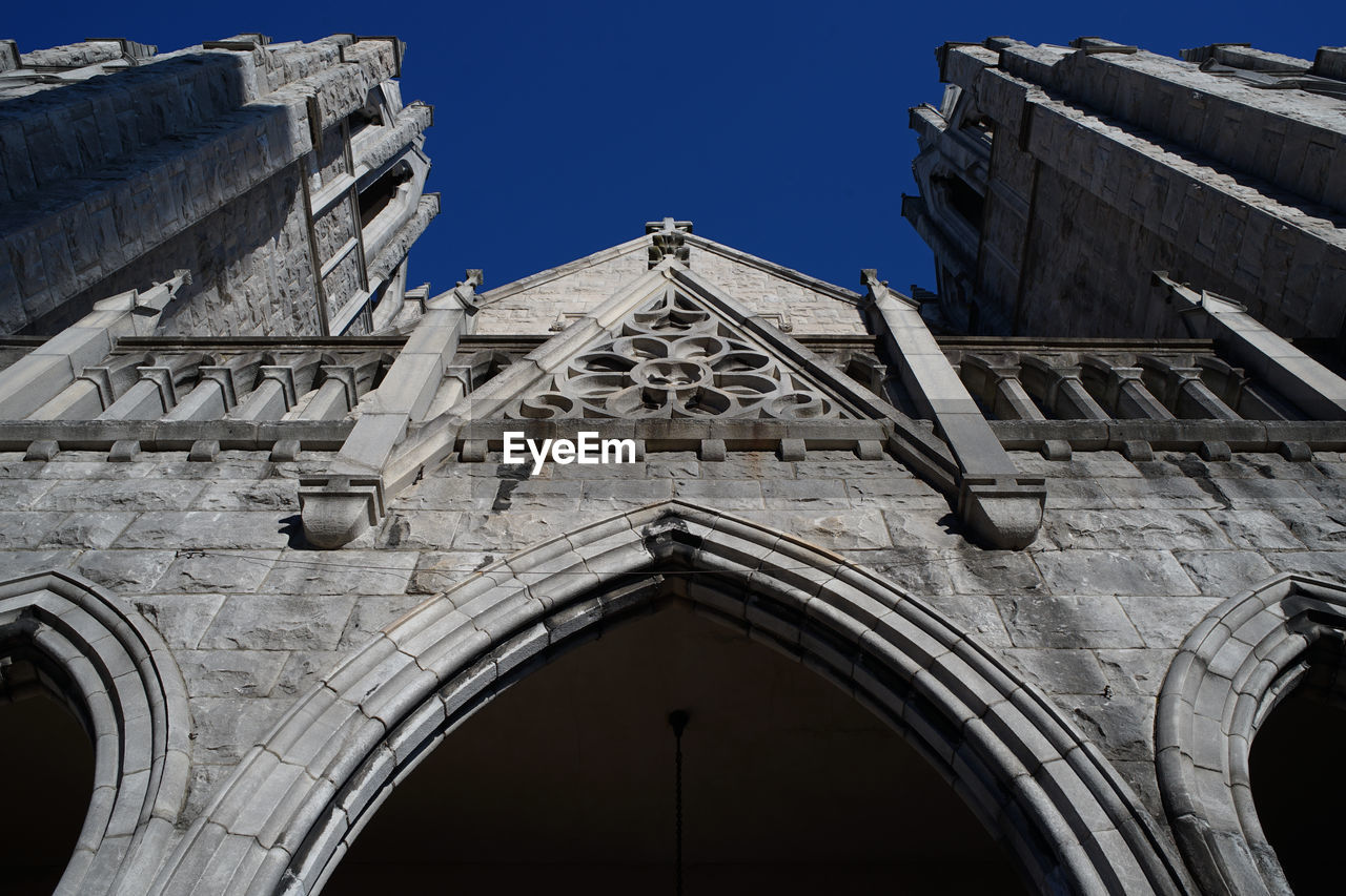 architecture, built structure, building exterior, arch, landmark, history, the past, low angle view, sky, travel destinations, building, no people, place of worship, clear sky, religion, nature, city, day, travel, belief, facade, blue, outdoors, tourism, ancient history