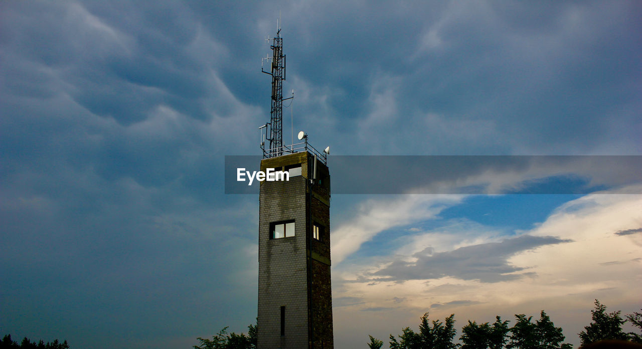 LOW ANGLE VIEW OF LIGHTHOUSE AGAINST SKY AND BUILDING