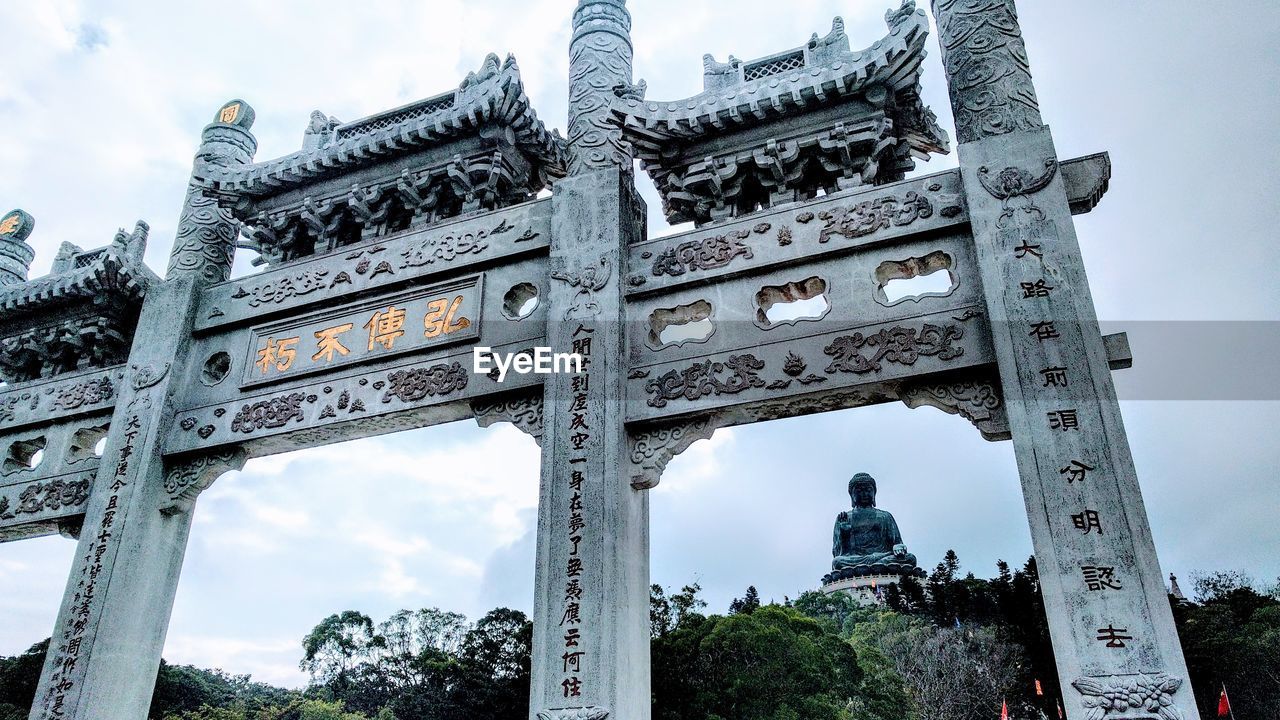 LOW ANGLE VIEW OF STATUE AGAINST SKY