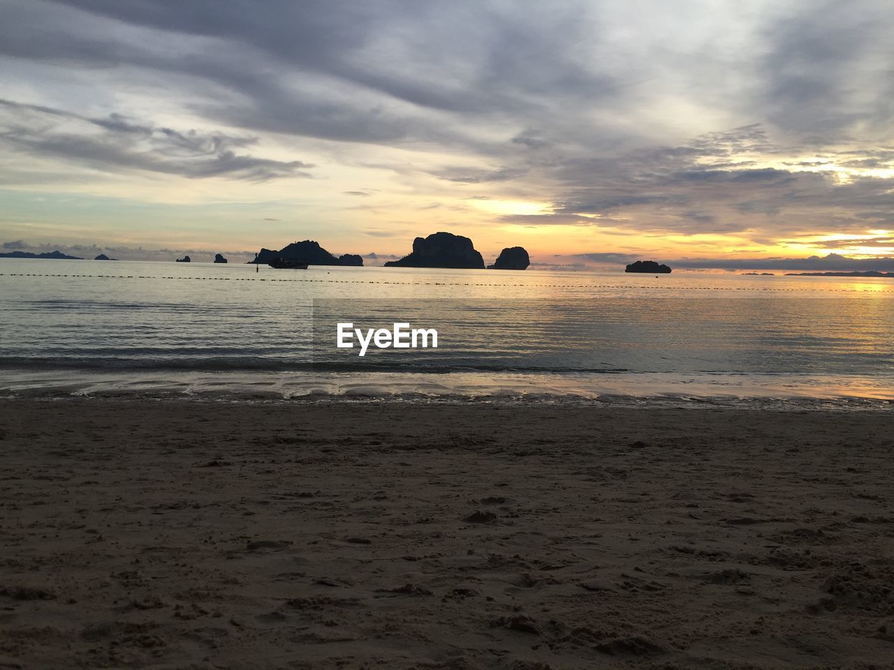 SCENIC VIEW OF SEA AGAINST SKY AT SUNSET